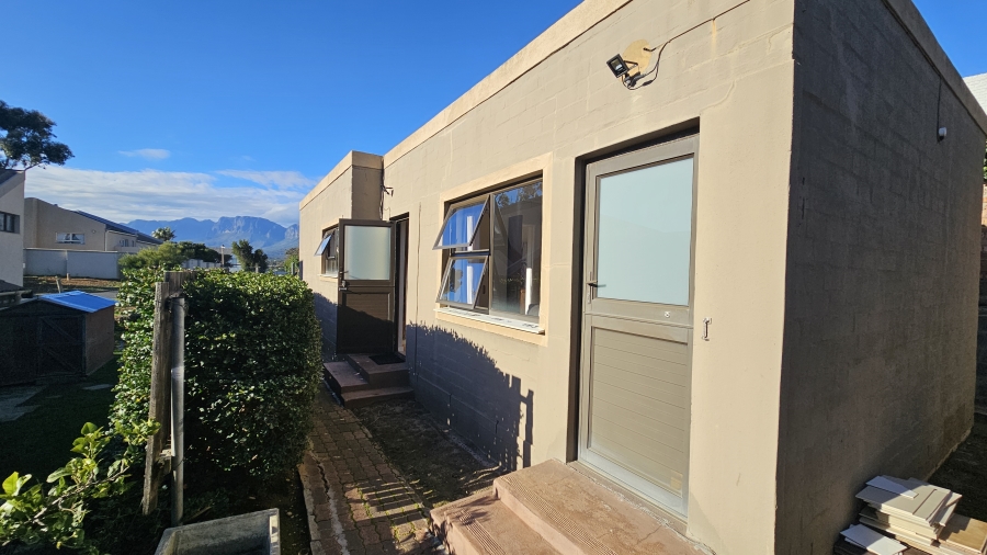 5 Bedroom Property for Sale in Mountainside Western Cape